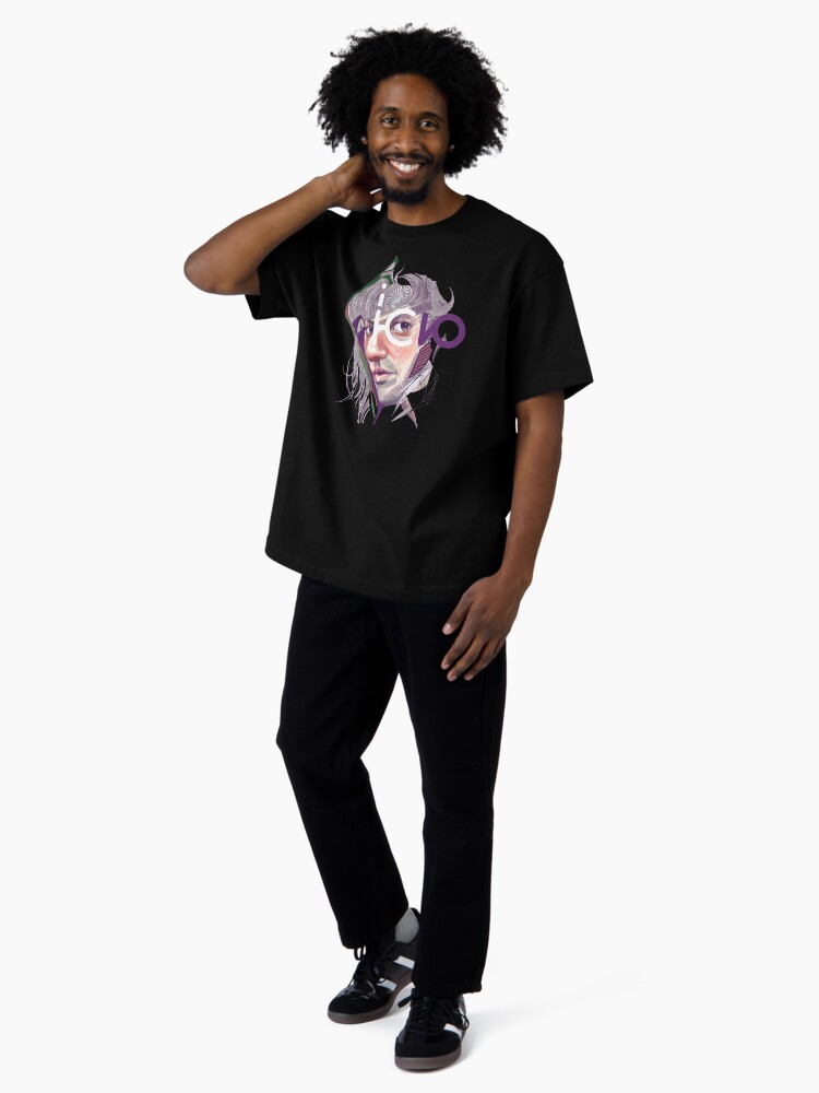 Aperçu 4 sur 7. T-shirt oversize avec l'œuvre Portrait contemporain digital créée et vendue par Aldarane.