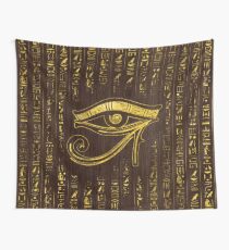 Goldenes ägyptisches Auge von Horus und von Hieroglyphen auf Holz Wandbehang