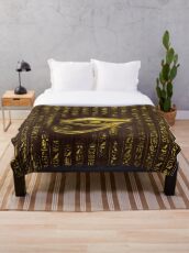 Goldenes ägyptisches Auge von Horus und von Hieroglyphen auf Holz Fleecedecke