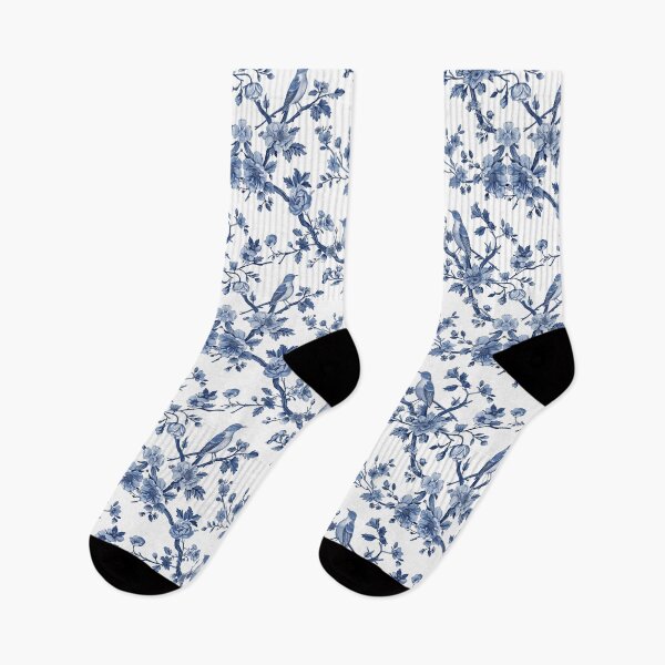 Artikelvorschau, Toile de Jouy Vintage Blumenmuster. Aquarell blaue Blumen und Vögel auf weißem Hintergrund entworfen und verkauft von Yoursprint.
