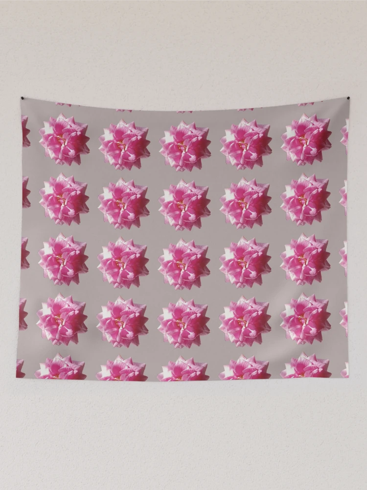 Aperçu 2 sur 3. Tentures avec l'œuvre Rose, Roses, Roses Roses, Rococo créée et vendue par colorgallery11.