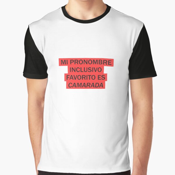 Vista previa del artículo con la obra «Frases Revolucionarias. Frases Socialistas: Mi pronombre inclusivo favorito es Camarada», diseñado y vendido por Tiendaplanista.