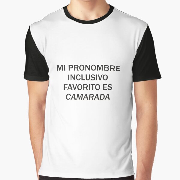 Vista previa del artículo con la obra «Frases comunistas: Mi pronombre inclusivo favorito es Camarada en fondo blanco», diseñado y vendido por Tiendaplanista.