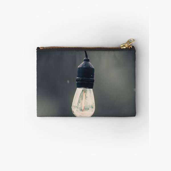 Aperçu de l'œuvre Ampoule sous la pluie créée et vendue par PurpleHayesArt.