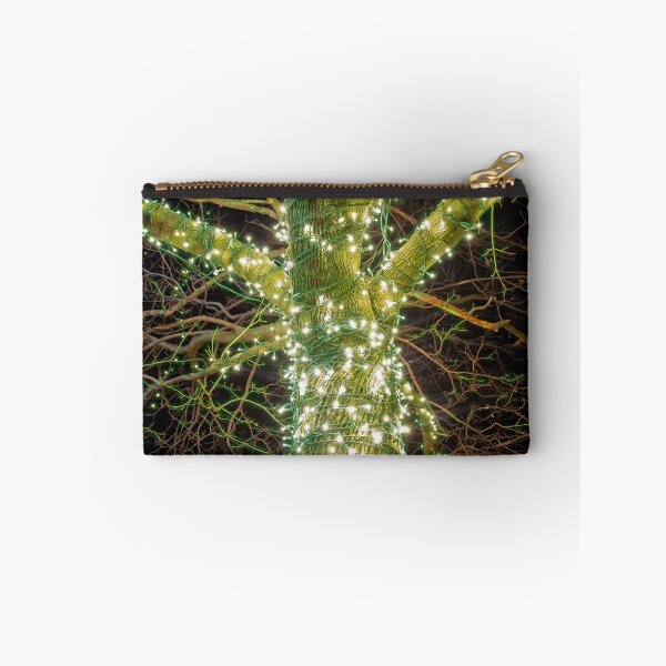 Artikelvorschau, Lichterkette um einen Weihnachtsbaum im Freien entworfen und verkauft von jrtwynam.
