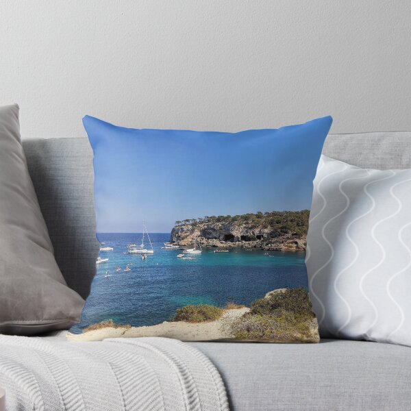 Aperçu de l'œuvre Mer bleue, rochers, bateaux, Portals Vels, Majorque créée et vendue par Gaboro.