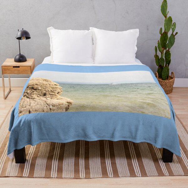Aperçu de l'œuvre Petit bateau à Portsalon créée et vendue par eddiebarronshop.