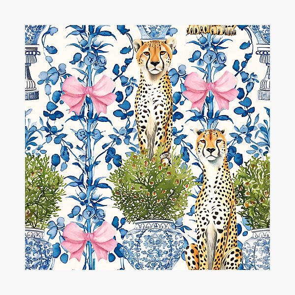 Aperçu de l'œuvre Guépards grand-millénaires, topiaires dans des pots de chinoiserie et noeuds roses sur fond de porcelaine bleue et blanche créée et vendue par SophieClimaArt.