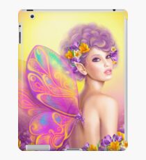 Feenhafter Schmetterling des schönen Mädchens am rosa und purpurroten Blumenhintergrund iPad-Hülle & Klebefolie