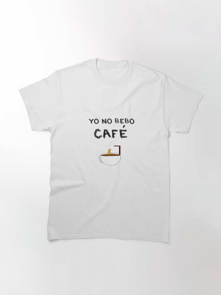 Vista alternativa de Camiseta clásica YO NO BEBO CAFÉ ME BAÑO EN ÉL