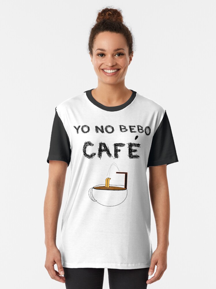 Vista alternativa de Camiseta gráfica YO NO BEBO CAFÉ ME BAÑO EN ÉL