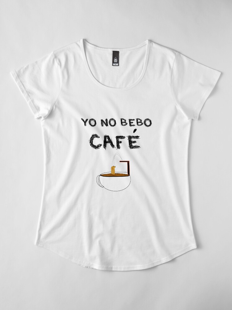 Vista alternativa de Camiseta premium de cuello ancho YO NO BEBO CAFÉ ME BAÑO EN ÉL