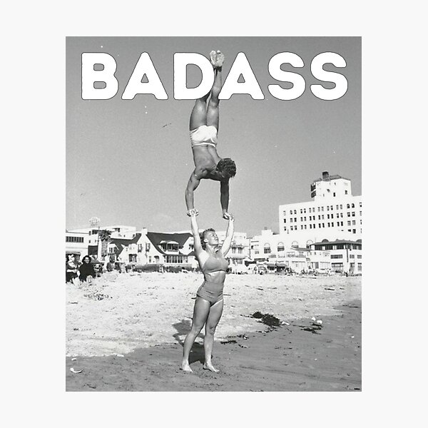 Vista previa del artículo con la obra «Badass - Mujer fuerte de Vintage Muscle Beach Póster », diseñado y vendido por TeeKid.