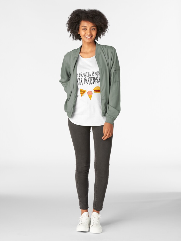 Vista alternativa de Camiseta premium de cuello ancho COMIDA ANTES QUE MARIPOSAS