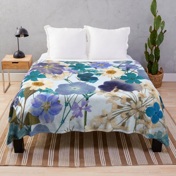Artikelvorschau, Blaue Collage aus gepressten Trockenblumen entworfen und verkauft von HeyDaisyShop.