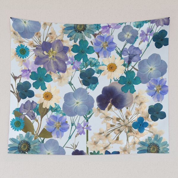 Artikelvorschau, Blaue Collage aus gepressten Trockenblumen entworfen und verkauft von HeyDaisyShop.