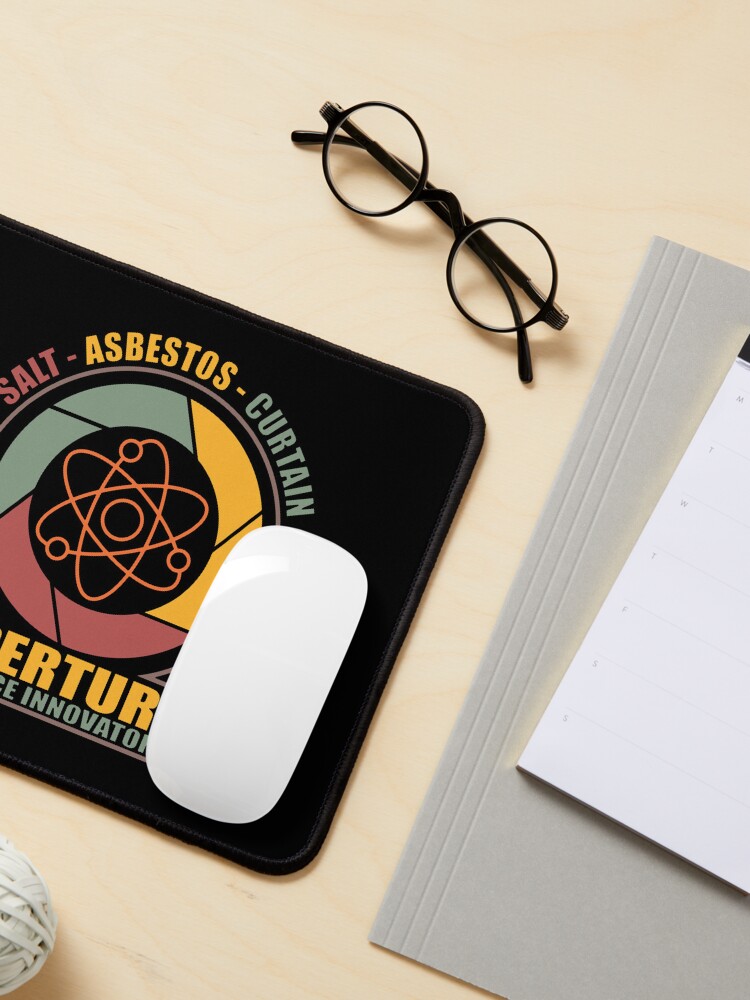 Aperçu 3 sur 5. Tapis de souris avec l'œuvre Laboratoires scientifiques Aperture - Portail créée et vendue par StreetArtiist.