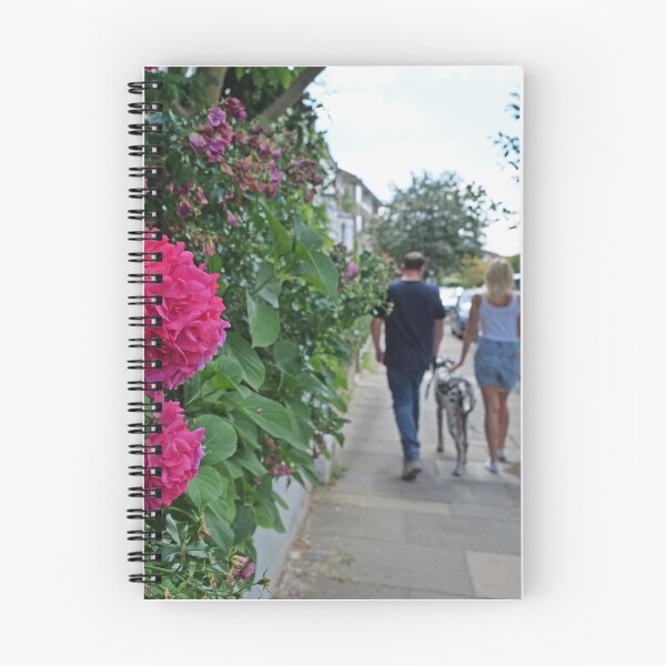 Artikelvorschau, Paar geht mit dem Hund in London spazieren. Blumen-Bokeh. entworfen und verkauft von santoshputhran.