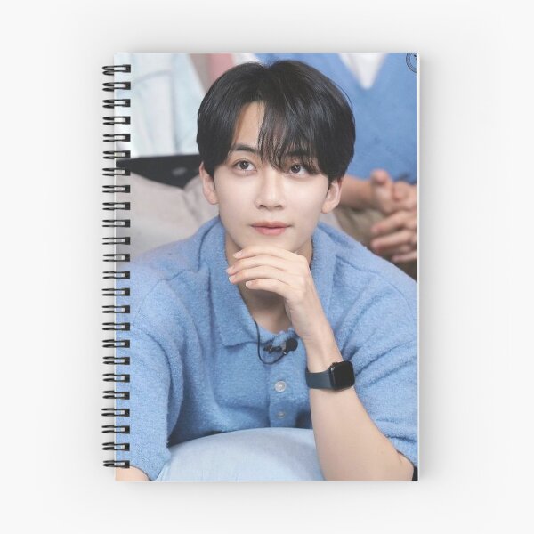 Aperçu de l'œuvre Jeonghan, Cheveux Noirs, Kpop, Sebong, Esthétique, Noël, 17 ans, Leader Line, Yoon Jeonghan, Gose, Carat créée et vendue par KPopPalette.
