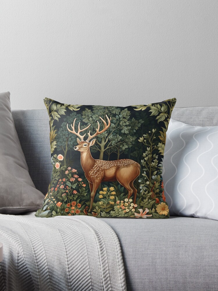 Aperçu 1 sur 4. Coussin avec l'œuvre Cerf de forêt vintage style William Morris créée et vendue par Marina3333.