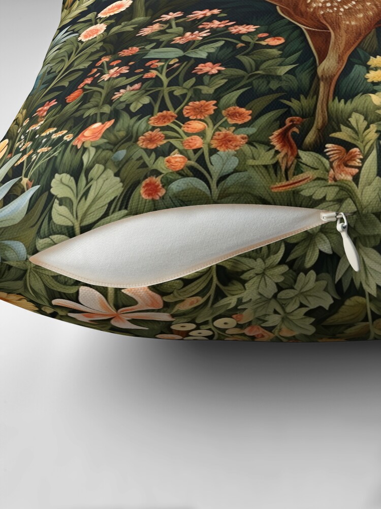 Aperçu 2 sur 4. Coussin avec l'œuvre Cerf de forêt vintage style William Morris créée et vendue par Marina3333.