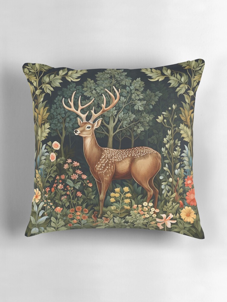 Aperçu 3 sur 4. Coussin avec l'œuvre Cerf de forêt vintage style William Morris créée et vendue par Marina3333.