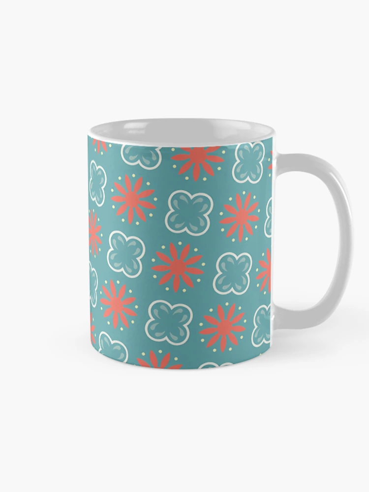 Aperçu 3 sur 6. Mug à café avec l'œuvre Fleurs Sarcelle Et Rouges Sur Motif Turquoise créée et vendue par PatternsPalette.