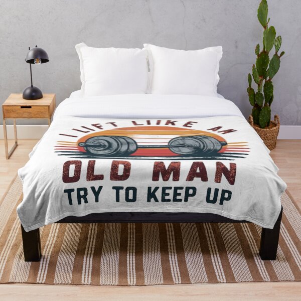 Aperçu de l'œuvre T-shirt Je soulève comme un vieil homme, j'essaie de suivre le rythme créée et vendue par TeeTotally.