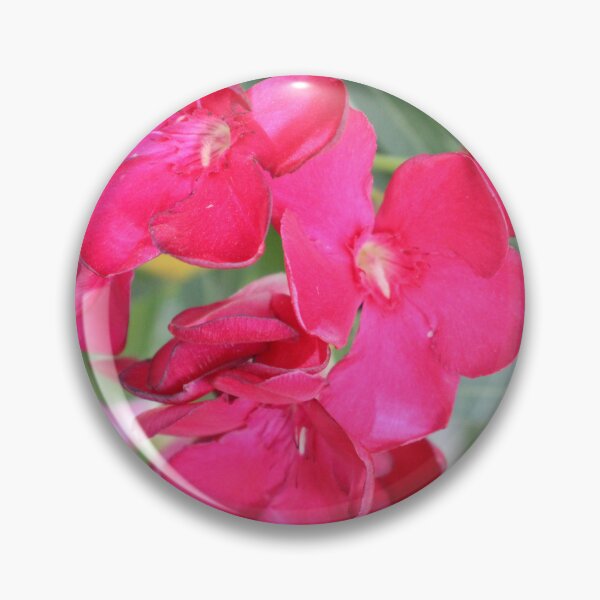 Artikelvorschau, Leuchtend rote Blumen entworfen und verkauft von PresMatPlays.