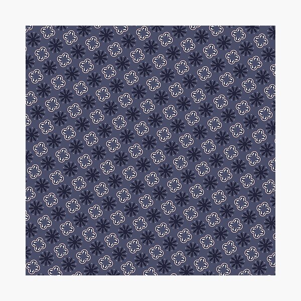 Artikelvorschau, Blaue und weiße Blumen auf violettem Muster entworfen und verkauft von PatternsPalette.