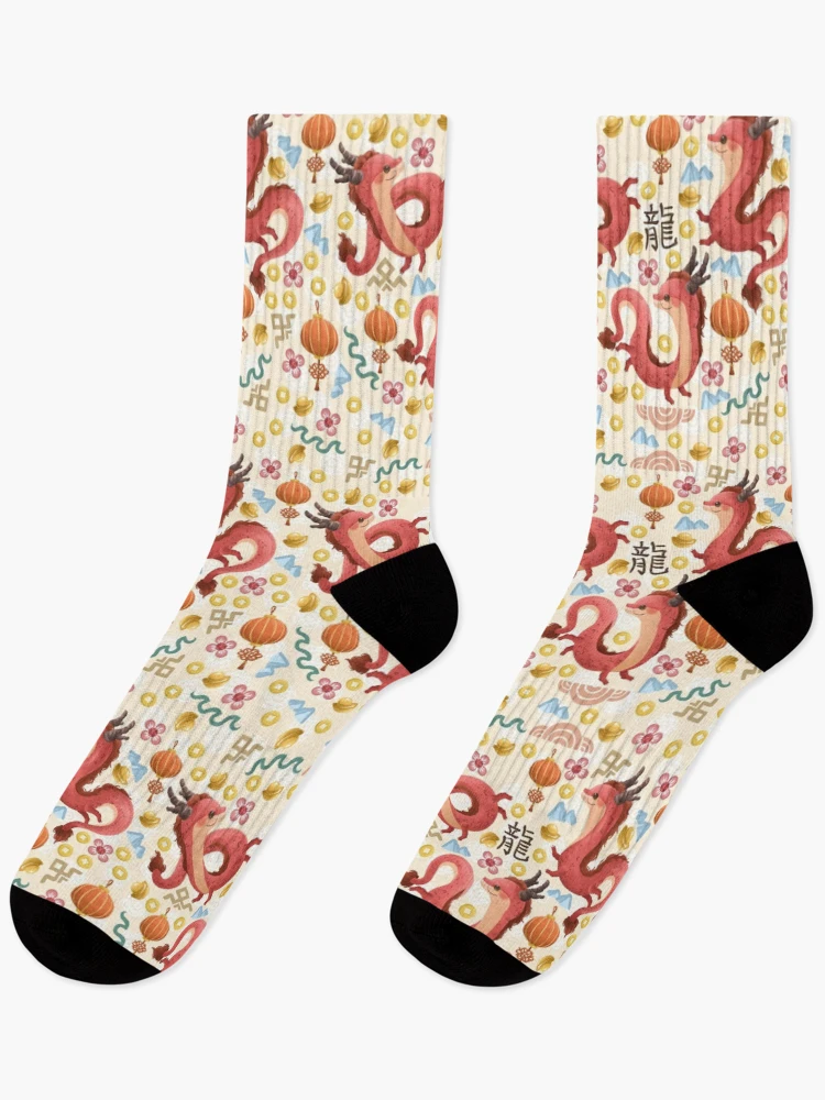 Aperçu 1 sur 5. Chaussettes avec l'œuvre Motif Dragons Rouges créée et vendue par Khotekmei.