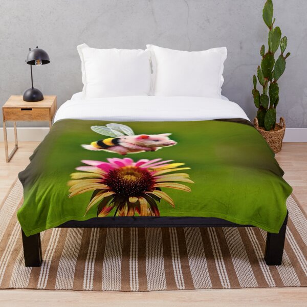 Artikelvorschau, Biene-Schweinchen mit Blume und Baum entworfen und verkauft von David Bath.