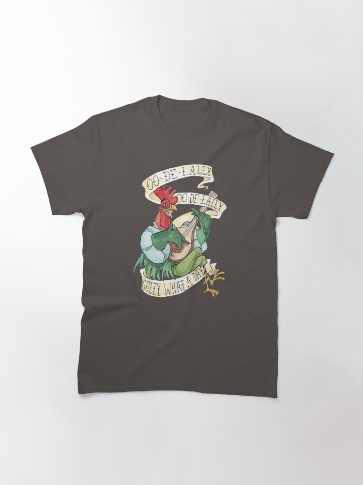Aperçu 3 sur 7. T-shirt classique avec l'œuvre Alan-A-Dale Rooster : OO-De-Lally Golly Quelle Journée Tatouage Aquarelle Robin des Bois créée et vendue par Rvaya.