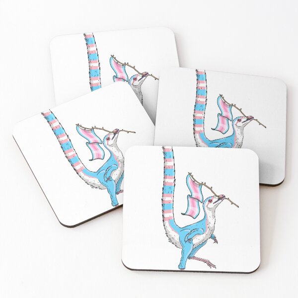 Aperçu de l'œuvre Trans Sinosauropteryx tenant un drapeau Transfem (version bleue) créée et vendue par Julianne Kiely.