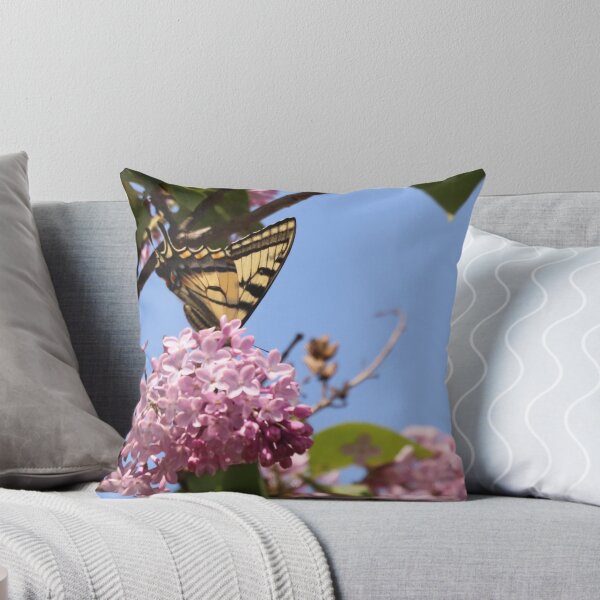 Aperçu de l'œuvre Machaon tigre appréciant un buisson de lilas créée et vendue par Judy Geller.