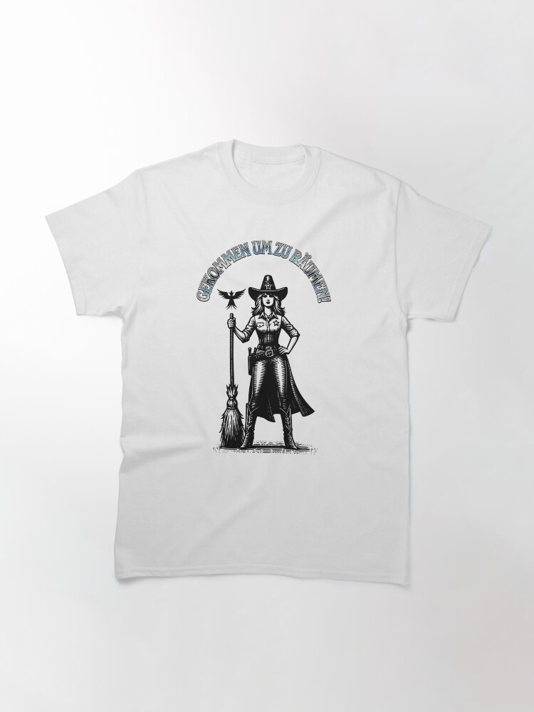 Thumbnail 3 von 7, Classic T-Shirt, Gekommen um zu räumen - Haushaltssheriff mit Hexenbesen macht klar Schiff designt und verkauft von Matzi-MV.