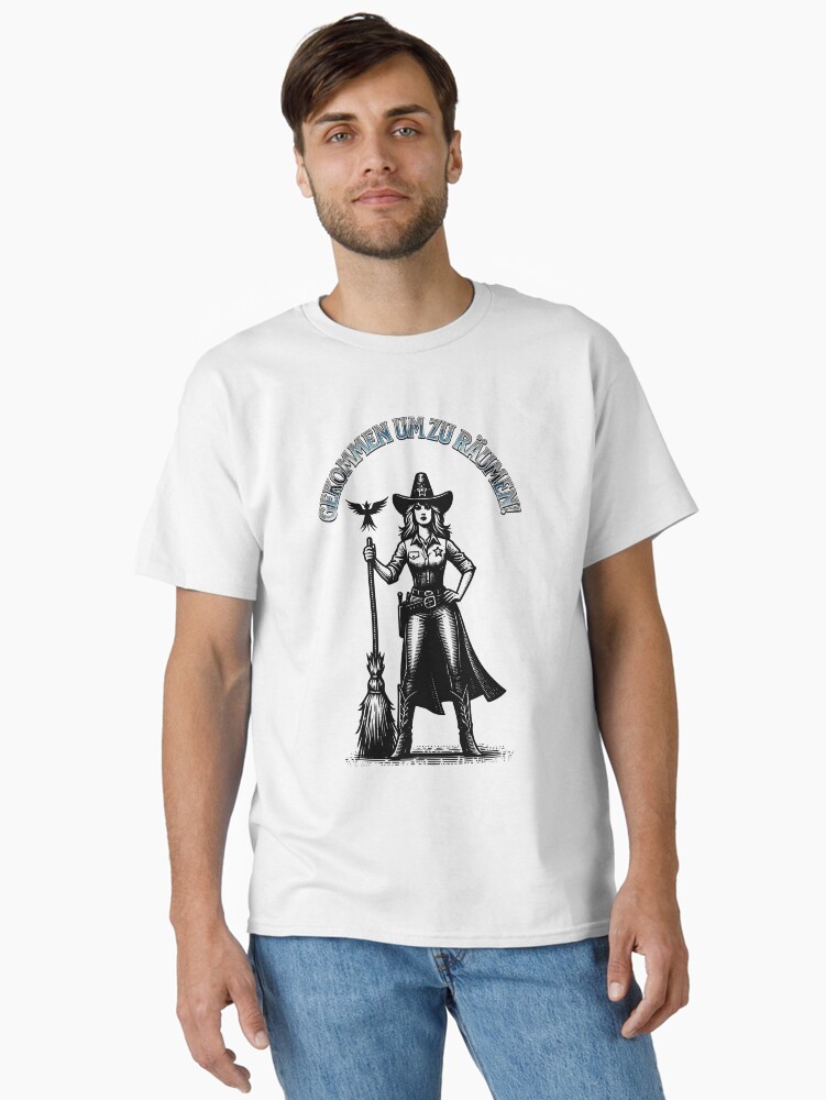 Thumbnail 1 von 7, Classic T-Shirt, Gekommen um zu räumen - Haushaltssheriff mit Hexenbesen macht klar Schiff designt und verkauft von Matzi-MV.