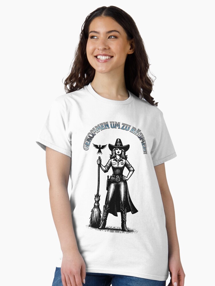 Thumbnail 2 von 7, Classic T-Shirt, Gekommen um zu räumen - Haushaltssheriff mit Hexenbesen macht klar Schiff designt und verkauft von Matzi-MV.