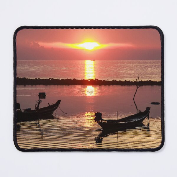 Aperçu de l'œuvre Coucher de soleil teinté de rouge, Koh Phangan, Thaïlande créée et vendue par Tamara Travers.