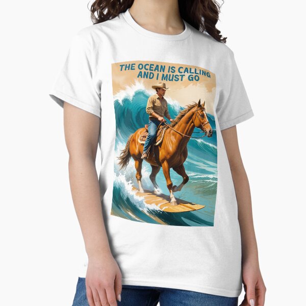 Aperçu de l'œuvre Surfer sur l'océan m'appelle et je dois y aller  créée et vendue par TeeARTHY.