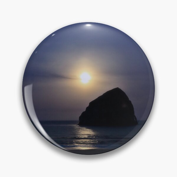 Artikelvorschau, Der Mond geht über dem Haystack Rock unter entworfen und verkauft von Tiana McVay.