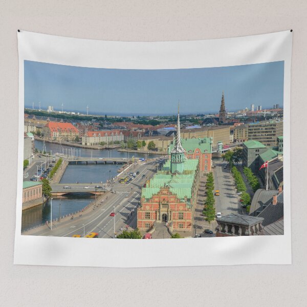 Aperçu de l'œuvre Tour du Palais de Christiansborg Vue sur le bâtiment de la Bourse, Copenhague, Danemark créée et vendue par Catherine Sherman.