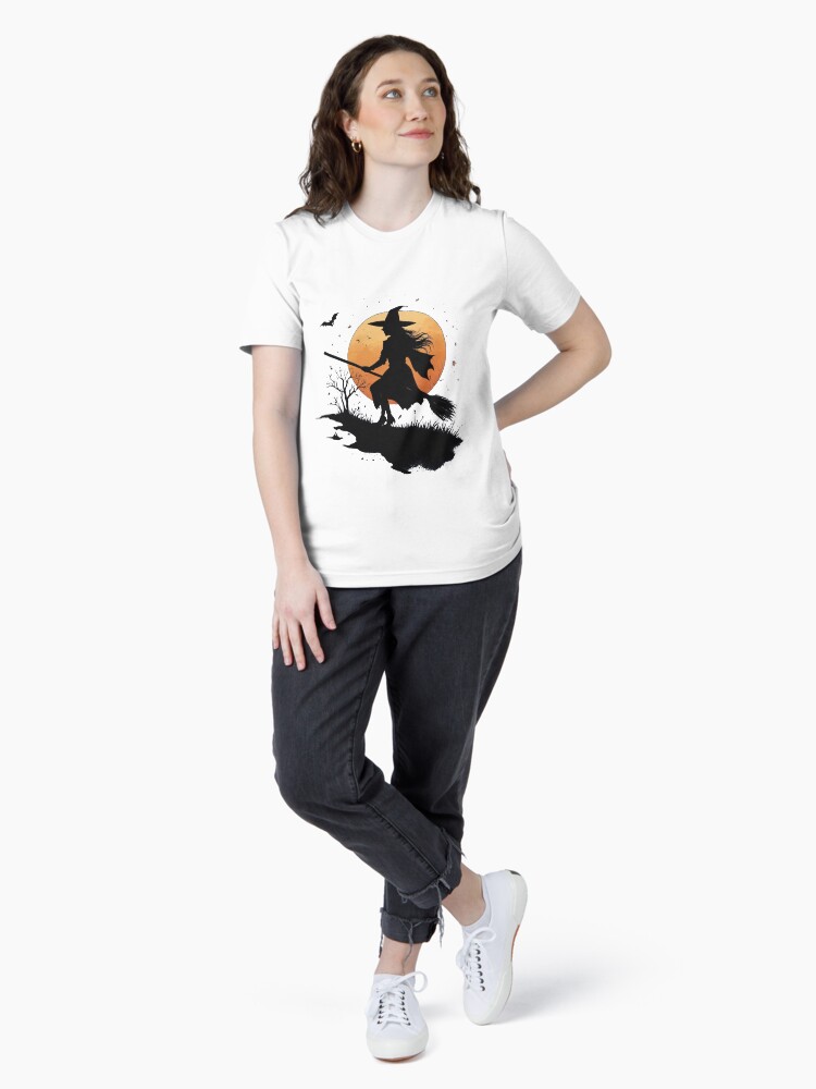 Thumbnail 4 von 7, Essential T-Shirt, Eine Hexe ist auf ihrem Besen bei Vollmond unterwegs designt und verkauft von Matzi-MV.
