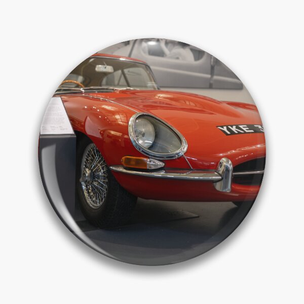Artikelvorschau, Klassischer roter Jaguar E-Type im British Motor Museum entworfen und verkauft von ast-photography.