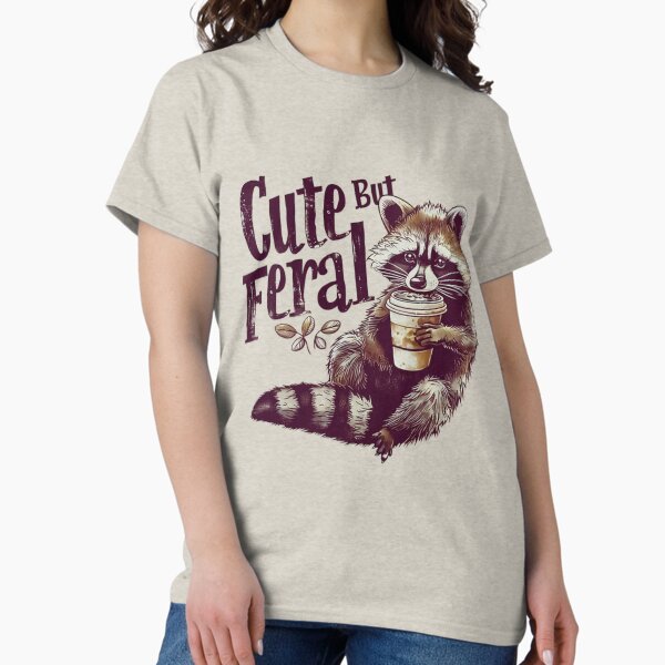 Vista previa del artículo con la obra «Camisa de mapache vintage linda pero salvaje para hombres, para mujeres, regalo divertido de café», diseñado y vendido por jelee-jelee.