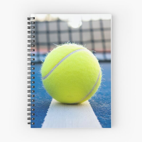 Artikelvorschau, Lebendiger Tennisball auf einem blauen Platz unter hellem Licht entworfen und verkauft von homydesign.