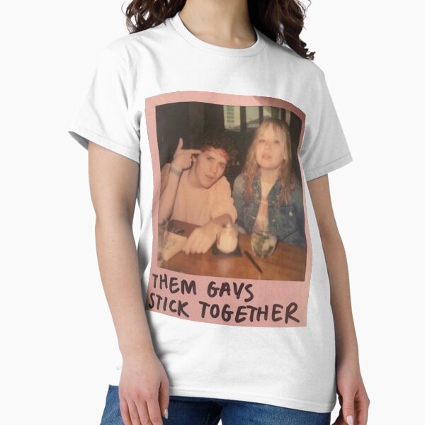 Vista previa del artículo con la obra «Derry Girls Them Gays Stick Together Fanwork», diseñado y vendido por Mowgv.