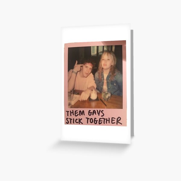 Vista previa del artículo con la obra «Derry Girls Them Gays Stick Together Fanwork», diseñado y vendido por Mowgv.