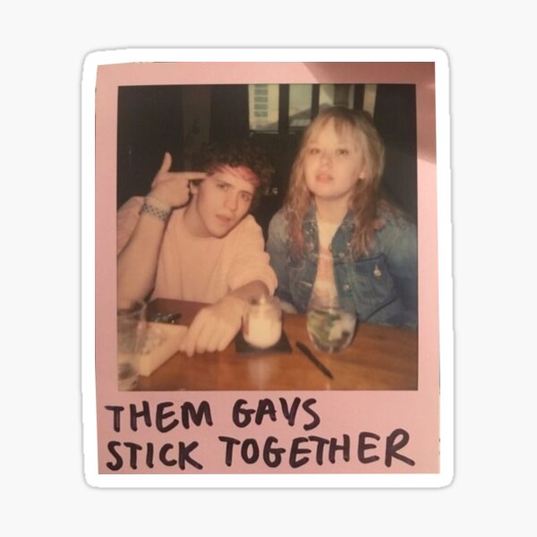 Vista previa del artículo con la obra «Derry Girls Them Gays Stick Together Fanwork», diseñado y vendido por Mowgv.