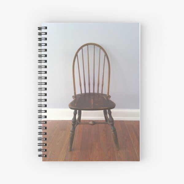 Holzstühle Geschenke & Merchandise | Redbubble Altmodische Windsor Stühle an den hölzernen Tisch im